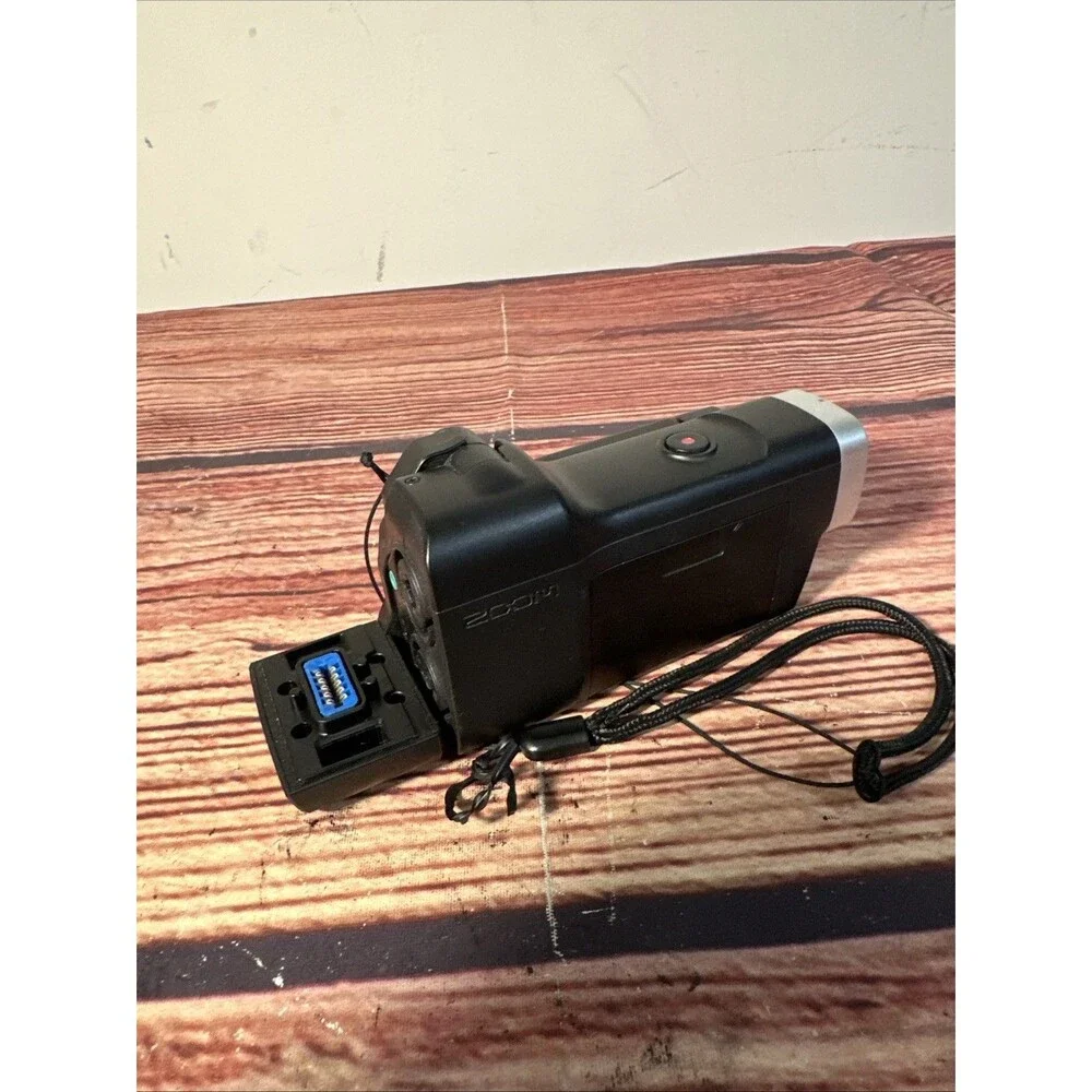 Zoom Q8 handy video recorder W/ Battery - WORKING